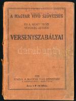 A Magyar Vívó Szövetség és a Nemzetközi Vívószövetség versenyszabályai. Bp., 1933., Magyar Vívó Szövetség. Kiadói papírkötés, sérült, foltos borítóval, a könyvtest elvált a borítótól, de maga a könyvtest egyben van, ceruzás bejegyzésekkel és aláhúzásokkal, bélyegzésekkel.