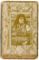 Román népviselet. Szecessziós kemény hátú fotó / Romanian folklore. Art Nouveau board photo (kopott / worn) (8,1 x 12,5 cm)