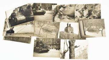 1956 Budapest, a forradalom alatt készült felvételek: szovjet harckocsik, szétlőtt épületek, rádió épülete. 23 db fotó, feltehetőleg későbbi előhívások, 17 x 12 cm