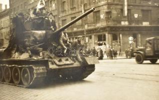 1956 Budapest, a forradalom alatt készült felvételek: szovjet harckocsik, szétlőtt épületek, rádió é...