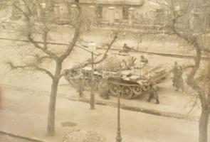 1956 Budapest, a forradalom alatt készült felvételek: szovjet harckocsik, szétlőtt épületek, rádió é...