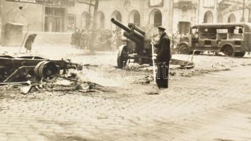 1956 Budapest, a forradalom alatt készült felvételek: szovjet harckocsik, szétlőtt épületek, rádió é...