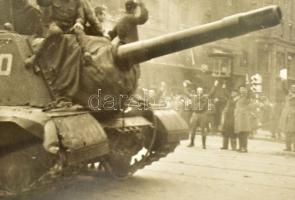 1956 Budapest, a forradalom alatt készült felvételek: szovjet harckocsik, szétlőtt épületek, rádió é...