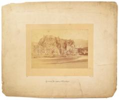 cca 1886 Déchy Mór (1851-1917): "Les ruines du chateau d'Outskhour". Atskuri/Atsquri várának romjai (Kaukázus, Grúzia). Dóczy Mór geográfus fotója. Fotó kartonon, feliratozott, sérült, foltos kartonnal, a kartonon sarkán hiánnyal, 13,5x19 cm, karton: 32x39 cm/   cca 1886 Mór Déchy (1851-1917): "Les ruines du chateau d'Outskhour". Ruins of Atskuri/Atsquri castle, Caucasus, Georgia. Photo on board, damaged, spotty, with lack on the board's corner, 13,5x19 cm, board: 32x39 cm/