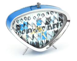 Retró mechanikus vekker, a számlapon a Miss America 1988 szépségverseny résztvevőivel, jelzett: Leadworks Inc., 1988. Jó állapotban, működik, 15x12x6,5 cm / Vintage alarm clock, with the participants of the Miss America 1988 pageant, in working, good condition