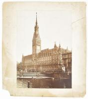cca 1920 Hamburg, Rathaus, fotó kartonon, sérült, foltos kartonnal, 30x21 cm