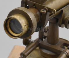 Ertel & Sohn antik réz teodolit, fa talapzaton, szép állapotban, kopással, m: 31,5 cm
