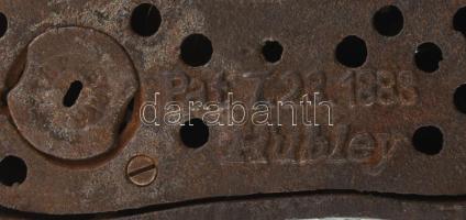 Hubley "Mókust kergető farkas" alakú festett, öntöttvas mechanikus persely, jelzett (Huble...