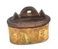 1912 Zsír tartó. Vadászjelenetekkel díszített csont, fa fedéllel 9x5 cm