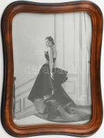 1968 Christian Dior divatfotó. Estélyi ruha, a modell Lénárt Angéla magyar modell. Hátoldalán feliratozott. Keretben. 18x24 cm