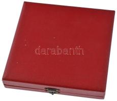 1985. "Felszabadulásunk 40. évfordulójára" egyoldalas bronz emlékérem, eredeti tokban. Szi...