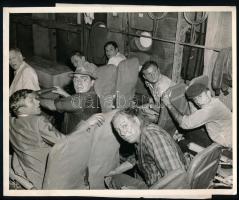 cca 1999 ,,A Phoenix repülése" című amerikai film egy jelenete, 1 db vintage produkciós filmfotó, ezüst zselatinos fotópapíron, Pánczél György (1920-?) filmtörténész hagyatékából (film- és színházifotó gyűjteményéből), a használatból eredő (esetleges) kisebb hibákkal, színlap a hátoldalára ragasztva, 20,5x25 cm