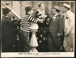 cca 1938 előtti ,,Merry go round of 1938" című amerikai film egy jelenete, 1 db vintage produkciós filmfotó, ezüst zselatinos fotópapíron, Pánczél György (1920-?) filmtörténész hagyatékából (film- és színházifotó gyűjteményéből), a használatból eredő (esetleges) kisebb hibákkal, rajzlapra felragasztva, 18x23 cm