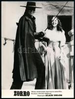 cca 1975 ,,Zorro" című olasz - francia film egy jelenete Alain Delonnal, 1 db vintage produkciós filmfotó, ezüst zselatinos fotópapíron, Pánczél György (1920-?) filmtörténész hagyatékából (film- és színházifotó gyűjteményéből), a használatból eredő (esetleges) kisebb hibákkal, 24x18 cm