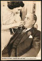 cca 1938 előtti ,,Women are like that" című amerikai film egy jelenete, 1 db vintage produkciós filmfotó, ezüst zselatinos fotópapíron, Pánczél György (1920-?) filmtörténész hagyatékából (film- és színházifotó gyűjteményéből), a használatból eredő( esetleges) kisebb hibákkal, rajzlapra felragasztva