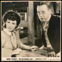 cca 1939 előtti ,,The Oklahoma Kid" című amerikai film egy jelenete, 1 db vintage produkciós filmfotó, ezüst zselatinos fotópapíron, Pánczél György (1920-?) filmtörténész hagyatékából (film- és színházifotó gyűjteményéből), a használatból eredő (esetleges) kisebb hibákkal, rajzlapra felragasztva, 17,8x17,5 cm