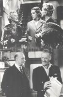 cca 1938 ,,Kerek asztalok" című amerikai film két jelenete, 2 db vintage produkciós filmfotó, ezüst zselatinos fotópapíron, hátul feliratozva, Pánczél György (1920-?) filmtörténész hagyatékából (film- és színházifotó gyűjteményéből), a használatból eredő (esetleges) kisebb hibákkal, 18x24 cm