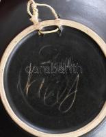 Jelzett iparművész mázas kerámia fali dísztál. Kézzel festett, jelzett, hibátlan d: 21 cm