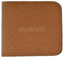 1983. "Kéziszerszámgyár - Püspökladány '83" egyoldalas bronz plakett bőr tokban (68x8...