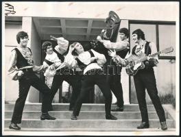 cca 1980 Azonosításra váró zenekar csoportképe, vintage fotó, ezüst zselatinos fotópapíron, 18x24 cm