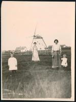 cca 1908 Kerny István (1879-1963) budapesti fotóművész hagyatékából 1 db vintage fotó, ezüst zselatinos fotópapíron, a háttérben vélhetően a dorozsmai szélmalom látható (gyermekei ezen életkorában még Szegeden élt családjával a fotográfus), 11,5x8,5 cm