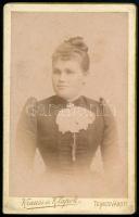 cca 1890 Temesvár, Krauss és Klapok fényképészek műtermében készült, keményhátú vintage fotó, hátoldalán információk az ábrázolt hölgyről, 10,5x6,6 cm