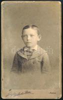 cca 1906 Arad, Stojkovics és Békés fényképészek műtermében készült, keményhátú vintage fotó, felirata szerint Hockfelner János fiát ábrázolja, 10,6x6,5 cm