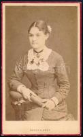cca 1875 Debrecen, Gondy és Egey fényképészek műtermében készült, keményhátú vintage fotó, felirata szerint Bagdyné Szabó Jolánt ábrázolja, 10,6x6,5 cm