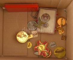 Kis doboznyi vegyes szocialista jelvény, kitüntetés, emlékérem tétel T:vegyes