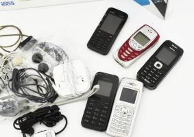6 mobiltelefon, 9 töltő, némelyik bontatlan, új dobozában. némelyik alkatrésznek + fülhallgatók, káb...