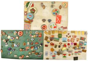 ~150db vegyes magyar és külföldi szocialista kitűző, jelvény, közte zománcozott és műgyantás darabok, 3 tálcára tűzve T:vegyes