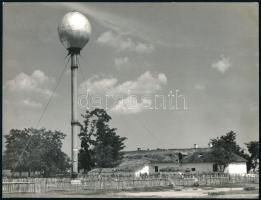 1961 Vincze János (1922-1999) kecskeméti fotóművész hagyatékából, feliratozott vintage fotóművészeti alkotás (Vízmű a pusztán), ezüst zselatinos fotópapíron; a kép III. díjat nyert a ,,Fényképezőgéppel a szocialista mezőgazdaság felé" című Bács-Kiskun megyei fotópályázaton (hátoldali információ), 18x23,5 cm