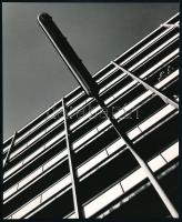 1971 Gotthard Schneider német fotóművész pecséttel jelzett, vintage fotóművészeti alkotása (cím nélkül), ezüst zselatinos fotópapíron; a kép a Népművelési Intézet által, Győrben megrendezett központi fotós alkotótelep (eredeti fotókat tartalmazó) albumából származik, 21x17 cm