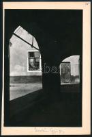 1971 Burián György fotóművész által aláírt vintage fotóművészeti alkotás (régi házak), ezüst zselatinos fotópapíron; a kép a Népművelési Intézet által, Győrben megrendezett központi fotós alkotótelep (eredeti fotókat tartalmazó) albumából származik, 24x16 cm, albumlap 27x17,5 cm