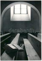 1969 Müller Ferenc (1931-2015) budapesti fotóművész által aláírt vintage fotóművészeti alkotás (imaház), ezüst zselatinos fotópapíron; a kép a Népművelési Intézet által, Gyulán megrendezett központi fotós alkotótelep (eredeti fotókat tartalmazó) albumából származik, 24x16,4 cm