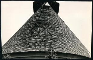 1969 Balogh Ferenc (1923-1993) békéscsabai fotóművész pecséttel jelzett, vintage fotóművészeti alkotása (Templom), ezüst zselatinos fotópapíron; a kép a Népművelési Intézet által, Gyulán megrendezett központi fotós alkotótelep (eredeti fotókat tartalmazó) albumából származik, 13,3x21 cm