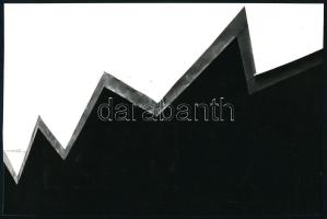 1969 Koós Pál (1930-1982) salgótarjáni fotóművész pecséttel jelzett, vintage fotóművészeti alkotása (Cím nélkül), ezüst zselatinos fotópapíron; a kép a Népművelési Intézet által, Gyulán megrendezett központi fotós alkotótelep (eredeti fotókat tartalmazó) albumából származik, 16,1x19,5 cm