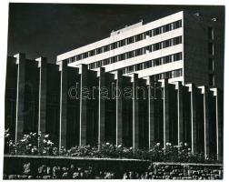 1969 Keveházi János kőbányai fotóművész ,,Formák" című vintage fotóművészeti alkotása, ezüst zselatinos fotópapíron; a kép a Népművelési Intézet által, Gyulán megrendezett központi fotós alkotótelep (eredeti fotókat tartalmazó) albumából származik, 16,1x19,5 cm