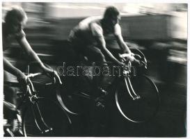 1969 Rezsek György nagykanizsai fotóművész ,,Verseny közben" című vintage fotóművészeti alkotása, ezüst zselatinos fotópapíron; a kép a Népművelési Intézet által, Gyulán megrendezett központi fotós alkotótelep (eredeti fotókat tartalmazó) albumából származik, 15x21 cm