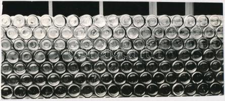 1969 Szabó Ferenc ,,Üveglerakat" című vintage fotóművészeti alkotása, feliratozva, ezüst zselatinos fotópapíron; a kép a Népművelési Intézet által, Gyulán megrendezett központi fotós alkotótelep (eredeti fotókat tartalmazó) albumából származik, 9,5x21 cm