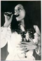 1969 Huttinger István komáromi fotóművész felvétele Koncz Zsuzsáról, vintage fotó, ezüst zselatinos fotópapíron, feliratozva, 24x16,2 cm