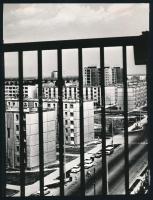 1970 Orbán József (1920-1980) tapolcai fotóművész ,,Új város, régi szemmel" című vintage fotóművészeti alkotása, feliratozva, ezüst zselatinos fotópapíron; a kép a Népművelési Intézet által, Dunaújvárosban megrendezett központi fotós alkotótelep (eredeti fotókat tartalmazó) albumából származik, 23x17,4 cm