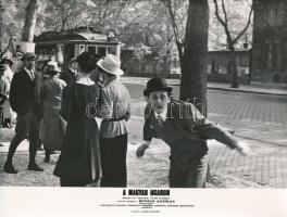 cca 1973 Budapest, a 24-es villamos ,,A magyar ugaron" című film egyik jelenetében, 1 db vintage produkciós filmfotó, ezüst zselatinos fotópapíron, 18x24 cm