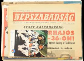 cca 1980 Űrhajózás témájú gyűjtemény: Farkas Bertalan által aláírt képeslap, tabló sorozat (2 hiánnyal), újságok, stb. Szovjet-magyar közös űrrepülés mappában.