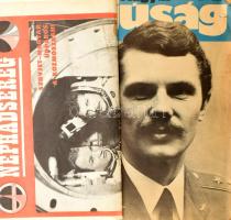 cca 1980 Űrhajózás témájú gyűjtemény: Farkas Bertalan által aláírt képeslap, tabló sorozat (2 hiánny...