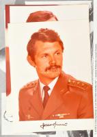 cca 1980 Űrhajózás témájú gyűjtemény: Farkas Bertalan által aláírt képeslap, tabló sorozat (2 hiánny...