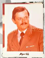 cca 1980 Űrhajózás témájú gyűjtemény: Farkas Bertalan által aláírt képeslap, tabló sorozat (2 hiánny...