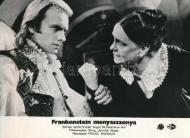 cca 1985 ,,Frankenstein menyasszonya" című angol fantasztikus film egy jelenete, 1 db vintage produkciós filmfotó ezüst zselatinos fotópapíron, a használatból eredő (esetleges) kisebb hibákkal, 18x24 cm