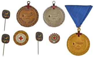 8db-os egészségüggyel kapcsolatos kitüntető jelvény és kitűzőtétel T:AU-VF benne zománchibás