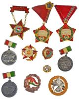 10db-os szocialista kitüntetés- és jelvénytétel, közte "Az Ipari Szövetkezet Kiváló Dolgozója" aranyozott kitüntetés miniatűrrel + "A Gépipari Kiváló Dolgozója" aranyozott fém kitüntető jelvény T:UNC-XF